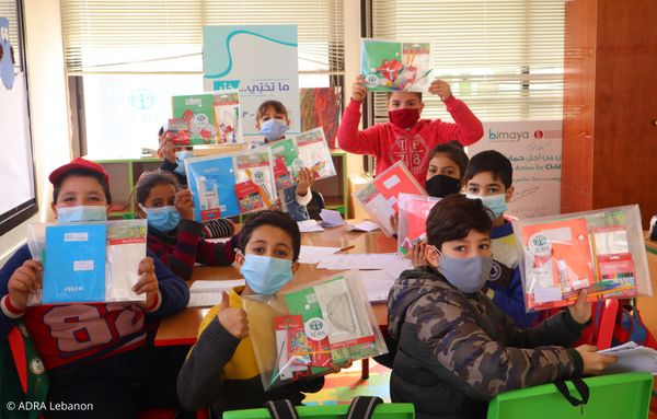 Schulkinder erhalten neue Schreibmaterialien im Lernzentrum in Libanon.