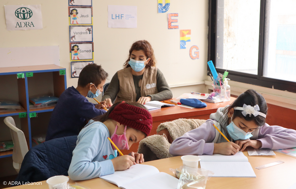 Schulkinder beim Lernen im Zentrum in Libanon