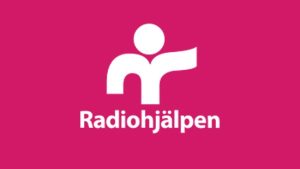 Logo von Radiohjälpen in Weiß auf pinkem Hintergrund