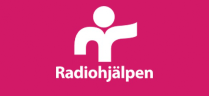 Logo von Radiohjälpen in Weiß auf pinkem Hintergrund