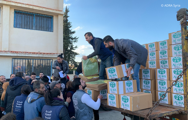 ADRA Syrien verteilt Nahrungsmittelpakete, welche auf einem LKW geladen sind an Erdbebenbetroffene