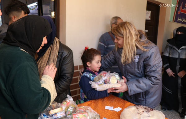 Helfer von ADRA Syrien verteilen Essenspakete an die Menschen, die vom Erdbeben in Syrien betroffen sind