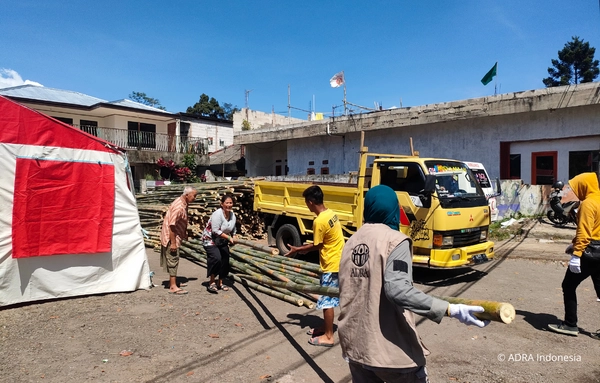 ADRA-Mitarbeiter und Helfer bringen Bambus für Notunterkünfte und Reparaturen nach dem Erdbeben in Cianjur, Indonesien