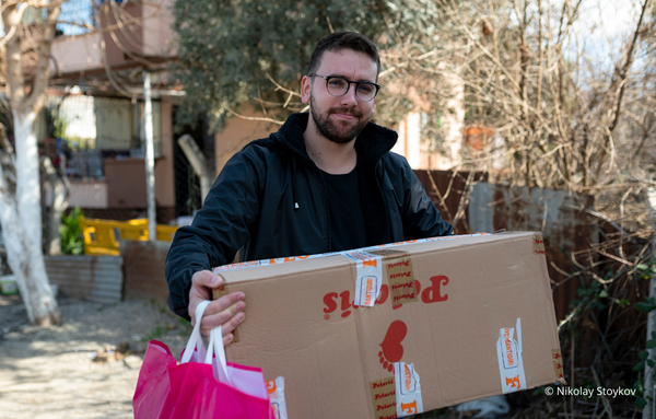 Ein freiwilliger Helfer hilft bei der Lebensmittelverteilung im Erdbebengebiet in Syrien