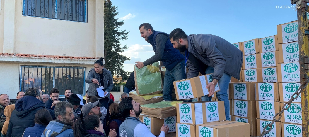 Header_Erdbeben_Tuerkei_und_Syrien ADRA Mitarbeiter verteilen Lebensmittelpakete nach dem Erdbeben in Syrien und Türkei.