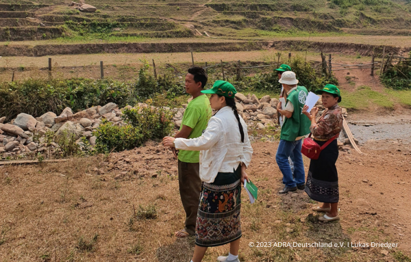 Eine Gruppe von fünf Landwirten besichtigen die Felder im Rahmen des Projekts "Picrail" zur Ernährungssicherung in Laos