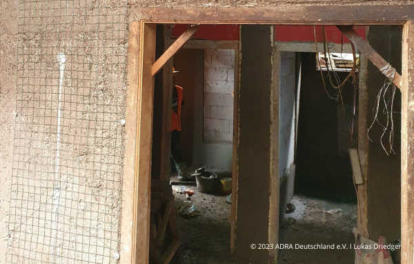 ADRA hilft beim Bau von Häuser mit Drahtkonstruktionen, die gegen Erdbeben und Wirbelstürme geschützt sind.