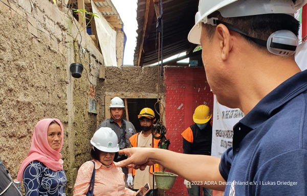 ADRA Mitarbeiter und weitere Helfer, während den Bauarbeiten von Erdbebensichere Häuser in Cianjur, Indonesien.