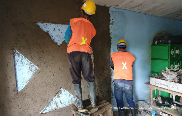 ADRA hilft beim Bau von erdbebensichere Häuser in Indonesien, die mit Drahtkonstruktion als Schutz vor Naturkatastrophen dienen sollen