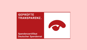 Geprüfte Transparenz - Spendenzertifikat Deutscher Spendenrat - Logo auf hellrotem Hintergrund