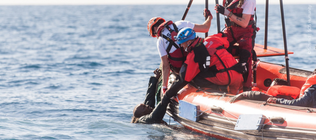 Küstenwache rettet Flüchtlinge vor dem Ertrinken