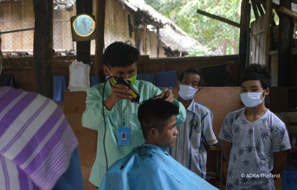 Eine Gruppe von Männern aus Thailand genießt einen gemeinsamen Friseurbesuch und lässt sich verwöhnen.