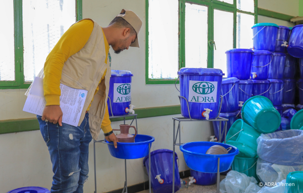 ADRA-Mitarbeiter aus dem Jemen bereiten die Wasserspender für die Bewohner vor, um lebenswichtige Versorgung und Unterstützung zu gewährleisten.