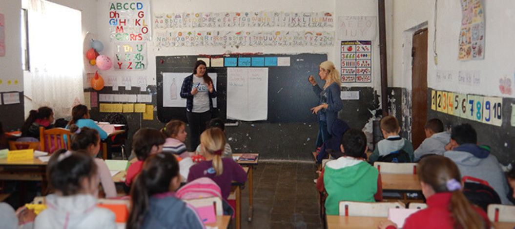 Sara, eine Freiwillige, steht vor einer Schulklasse in Albanien und unterrichtet