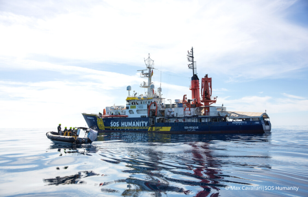 Das Rettungsschiff von SOS Humanity fährt mutig über das weite Meer, bereit, Menschen in Not zu retten und Hoffnung zu bringen.