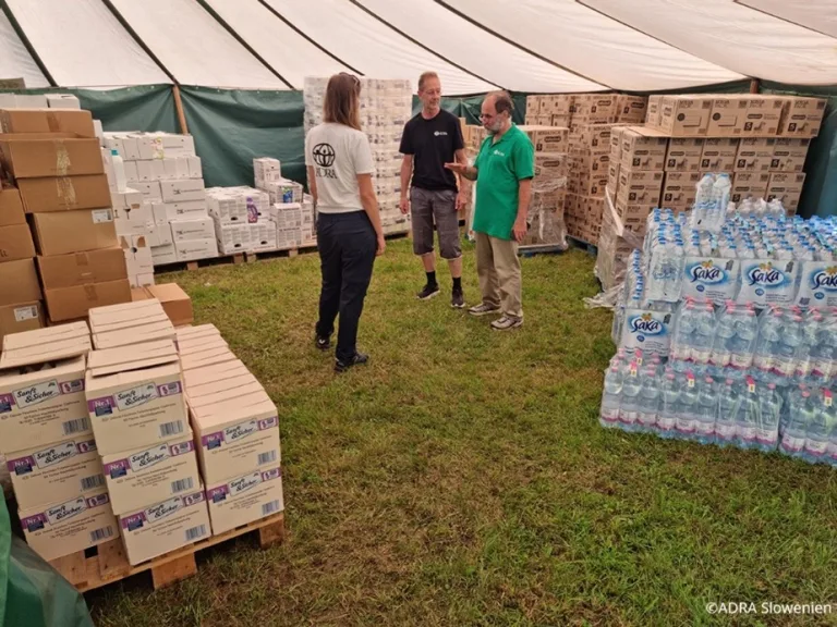 Mitarbeitende von ADRA Slowenien planen die Verteilung von Lebensmitteln und Hygieneartikel. ©ADRA Slowenien