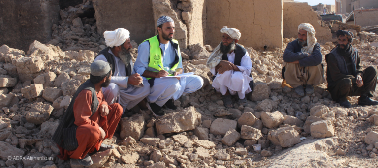 Nothilfe Afghanistan Erdbeben - ADRA-Mitarbeiter leisten erste Hilfe in einem Erdbebengebiet, um die Betroffenen mit humanitärer Unterstützung zu versorgen