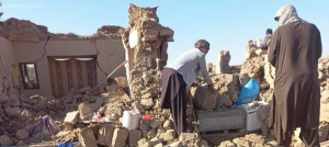 Zwei Frauen durchsuchen die Trümmer eines eingestürzten Hauses nach einem Erdbeben in Afghanistan.