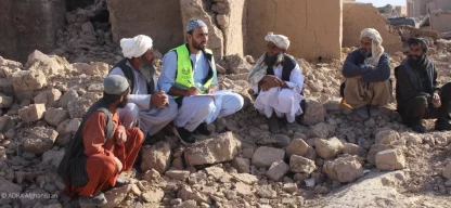 Nothilfe Afghanistan Erdbeben - ADRA-Mitarbeiter leisten erste Hilfe in einem Erdbebengebiet, um die Betroffenen mit humanitärer Unterstützung zu versorgen