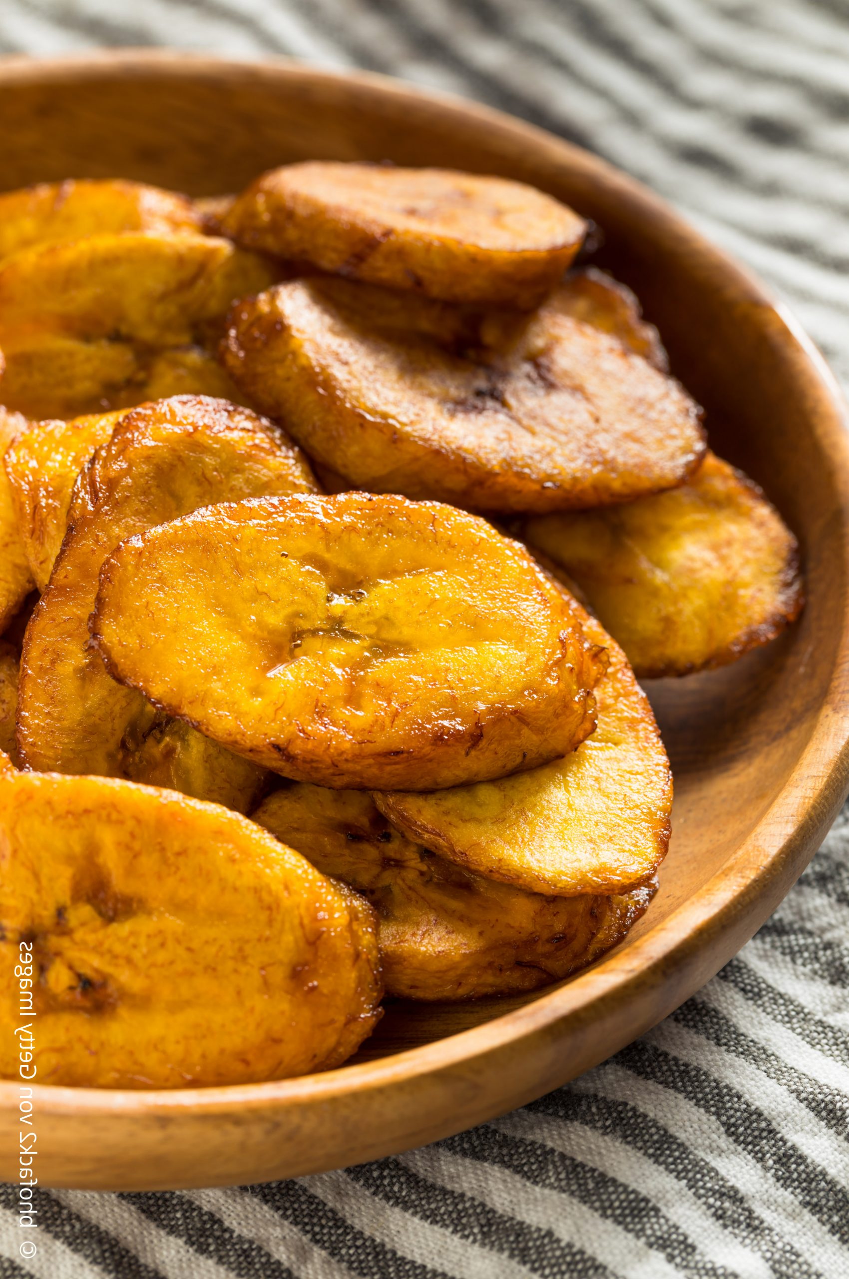 Frittierte Kochbanane in einer Holzschüssel