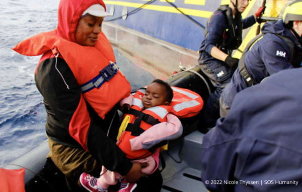 In verschiedenen Einsätzen der Seenotretter von SOS Humanity wurden seit August 2022 neun schwangere Frauen gerettet. Sie begeben sich aus Verzweiflung auf die lebensgefährliche Überfahrt nach Europa © 2022 Nicole Thyssen | SOS Humanity