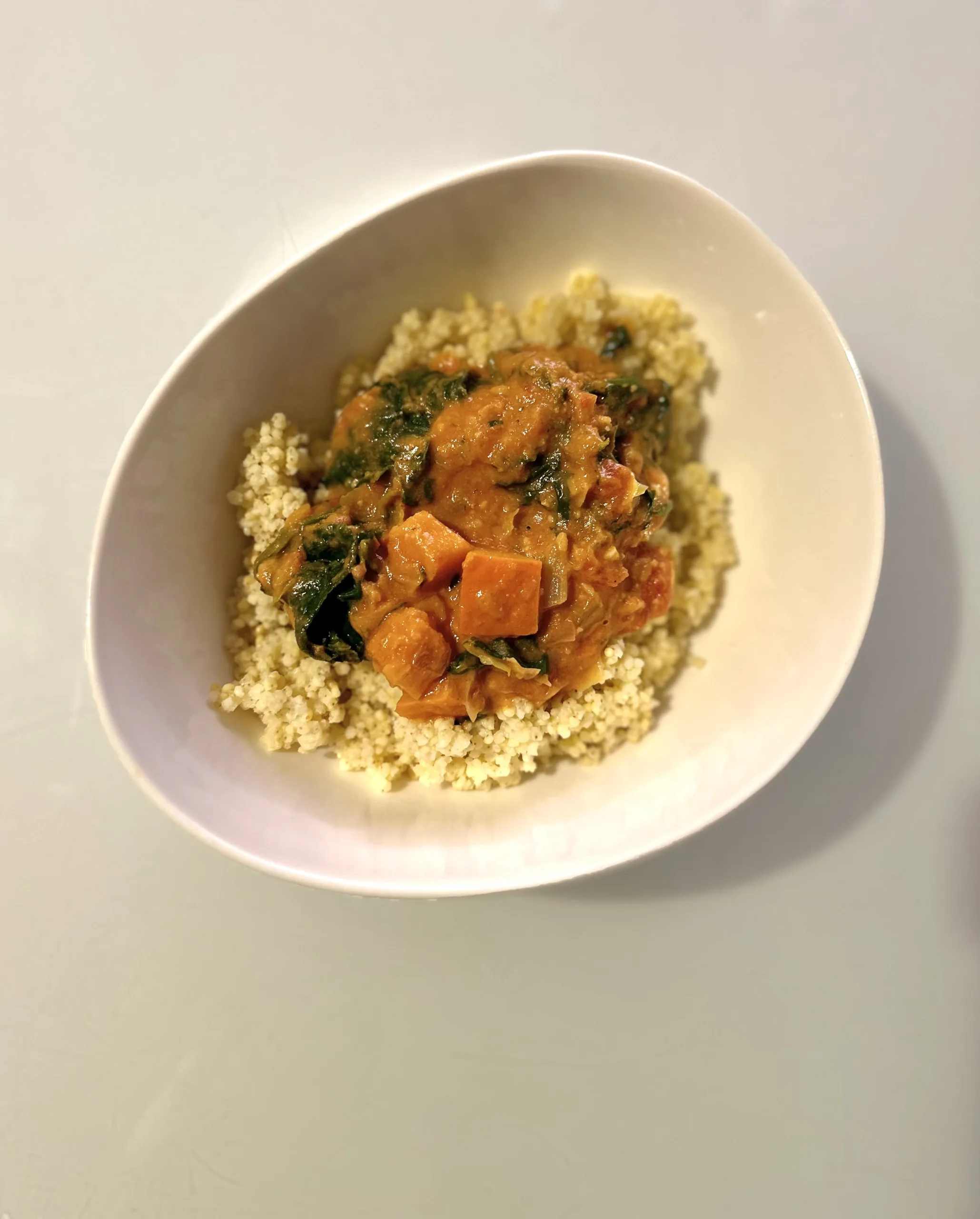 Schüssel mit einem Gericht aus Couscous und Gemüse-Eintopf