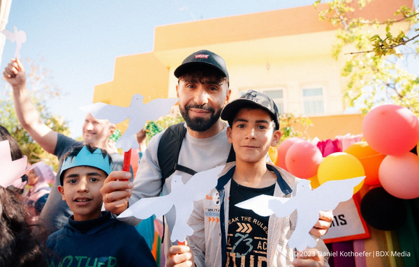Rapper MoTrip (Mitte) besucht das ADRA-Bildungsprojekt im Libanon. Dort trifft er auch auf Kinder, die aufgrund der großen Not die Schule abbrechen mussten und nun den Unterrichtsstoff nachholen. © 2023 Daniel Kothoefer|BDX Media