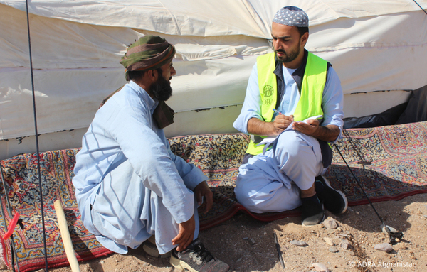 Vor seinem Zelt erzählt Reza, wie er sich nach dem Erdbeben um seine beiden Kinder und seine Weidetiere kümmert. ©ADRA Afghanistan