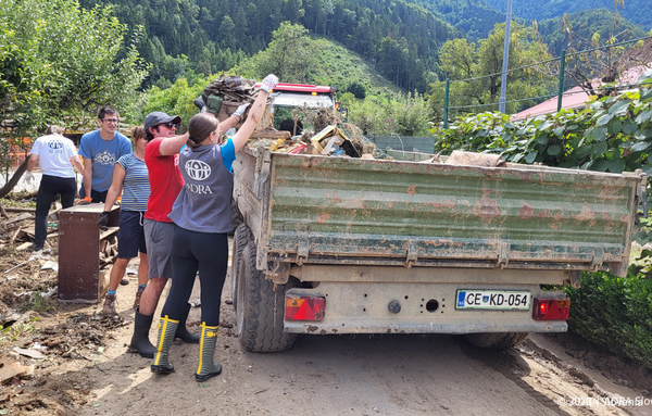 ADRA-Mitarbeitende laden einen Truck mit zerstörten Möbeln und Gegenständen nach der Flutkatastrophe in Slowenien.