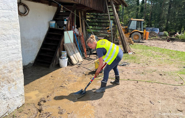 ADRA-Mitarbeitende beim Wiederaufbau nach der Flut in Slowenien: Einsatz mit Schaufeln, um den Schlamm zu beseitigen und Hoffnung wieder aufzubauen.