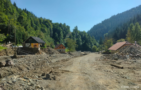 Zerstörte Häuser nach der Flut in Slowenien: Trümmer und Überreste einer Naturkatastrophe