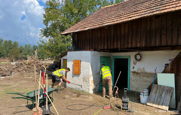 ADRA-Mitarbeitende reinigen Wände nach Hochwasserschäden in Slowenien: Mit Sprühgeräten und Reinigungsmitteln setzen sie sich für die Wiederherstellung betroffener Gebäude ein