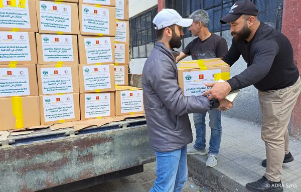 ADRA-Mitarbeiter verteilen Hilfspakete aus LKW an notleidende Menschen in drei Regionen Syriens.