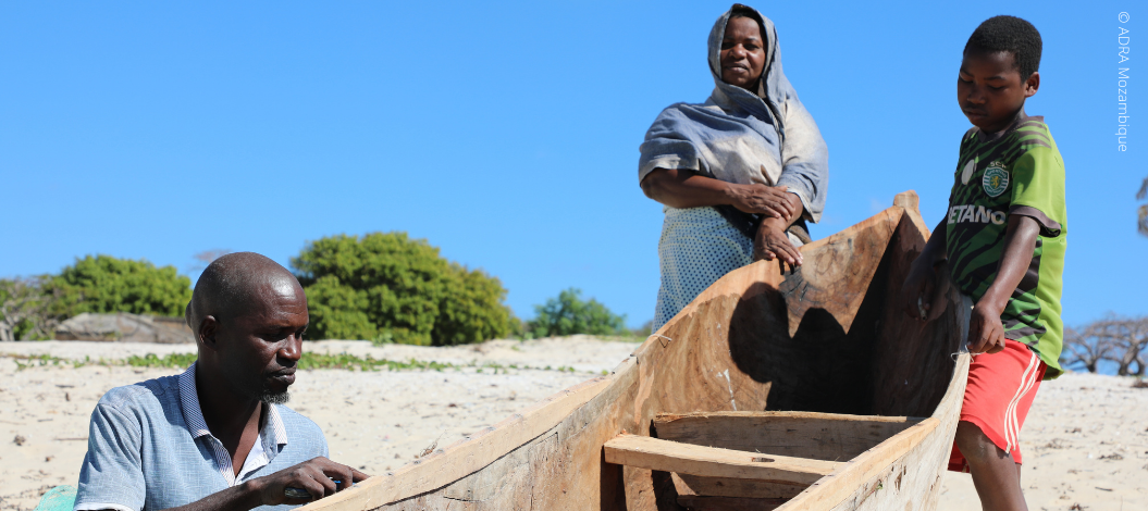 Eine Familie in Mosambik führt Reparaturen an ihrem Boot durch.