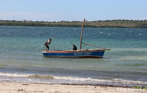 Ein Boot mit zwei Fischern an der Küste Mosambiks.