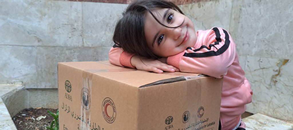 Ausgabe von Hilfsgütern im Erdbebengebiet in Syren