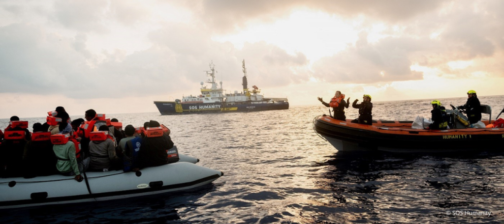 Das Rettungsschiff Humanity 1 rettet dabei Geflüchtete in den internationalen Gewässern zwischen Italien, Libyen und Tunesien vor dem Ertrinken. An Bord werden sie versorgt und in einen sicheren Hafen gebracht. Foto: SOS Humanity