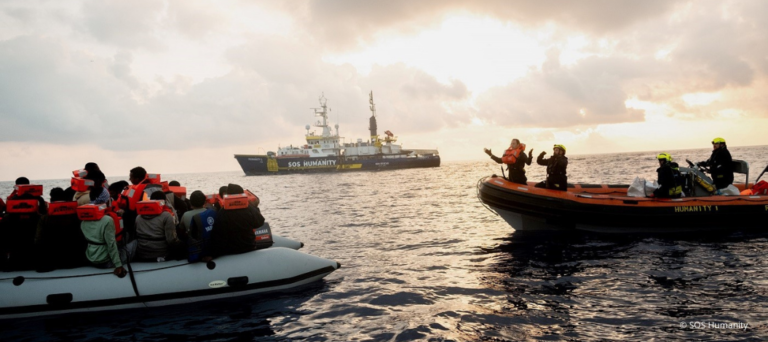 Flüchtlingshilfe 2024: Humanity 1 rettet Geflüchtete zwischen Italien, Libyen und Tunesien, versorgt sie und bringt sie in sichere Häfen.