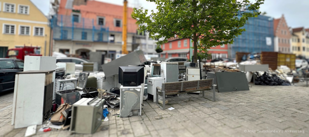 Nach dem Hochwasser sind die Straßen voller ausrangierter Elektrogeräte, die durch die Flut beschädigt wurden