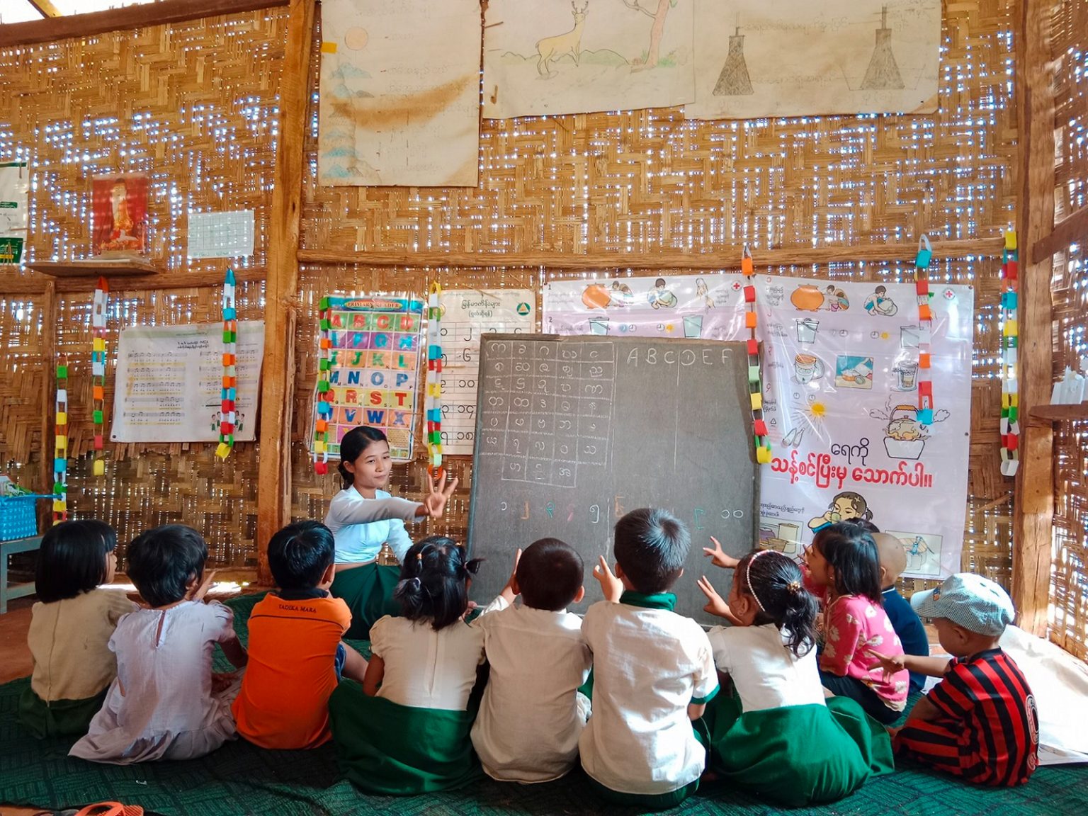 In Myanmar unterstützt ADRA Schulen mit Material und Lehrkräften, um trotz Konflikten Bildung für 400.000 Menschen zu sichern.
