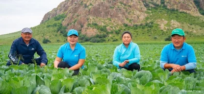 Mongolische Bauernfamilie lernt mit ADRA Bio-Anbau, nutzt moderne Technik und Saatgut für besseres Einkommen.