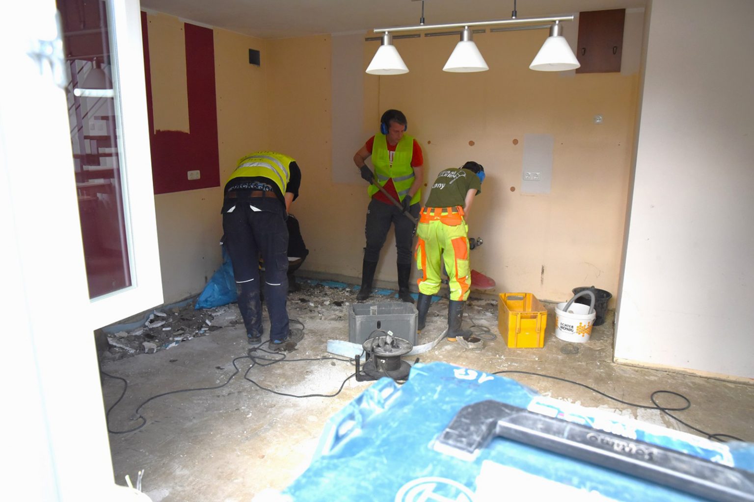 Ein freiwilliger Helfer der Dachzeltnomaden entfernt den vom Hochwasser durchtränkten Estrich aus einem Haus. (Foto: ADRA Deutschland e.V./Andreas Lerg)