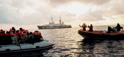 Flüchtlingshilfe 2024: Humanity 1 rettet Geflüchtete zwischen Italien, Libyen und Tunesien, versorgt sie und bringt sie in sichere Häfen.