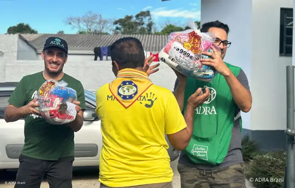 ADRA-Helfer in Brasilien unterstützen Flutopfer bei der Verteilung von Hilfsgütern.