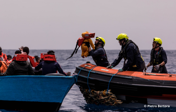 Rettungshelfer evakuieren Geflüchtete aus dem Mittelmeer