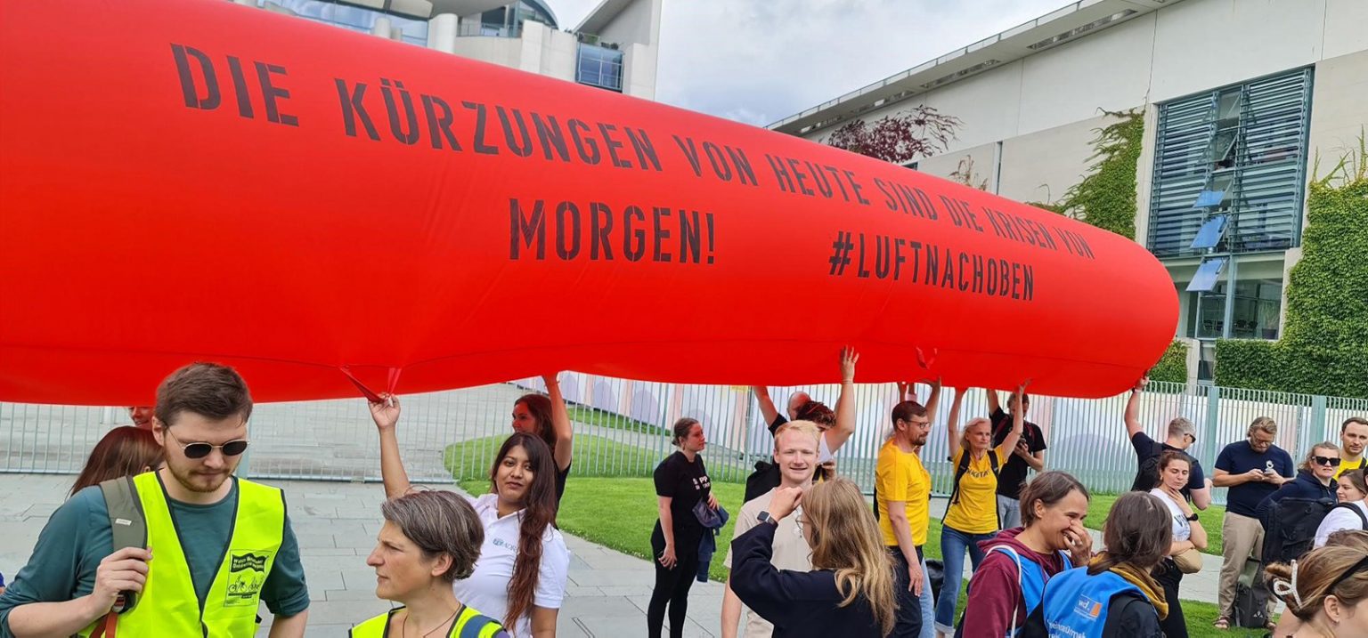 Zahlreiche Vertreter verschiedener Nichtregierungsorganisationen, darunter auf ADRA Deutschland e.V., demonstrieren gegen die Kürzungen der humanitären Hilfe im Bundeshaushalt 2025. (Foto: ADRA Deutschland e.V.)