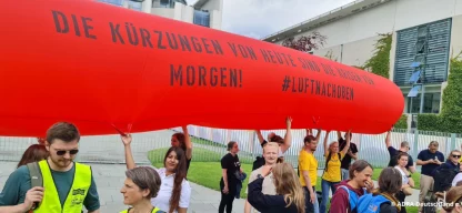 Zahlreiche Vertreter verschiedener Nichtregierungsorganisationen, darunter auf ADRA Deutschland e.V., demonstrieren gegen die Kürzungen der humanitären Hilfe im Bundeshaushalt 2025. (Foto: ADRA Deutschland e.V.)