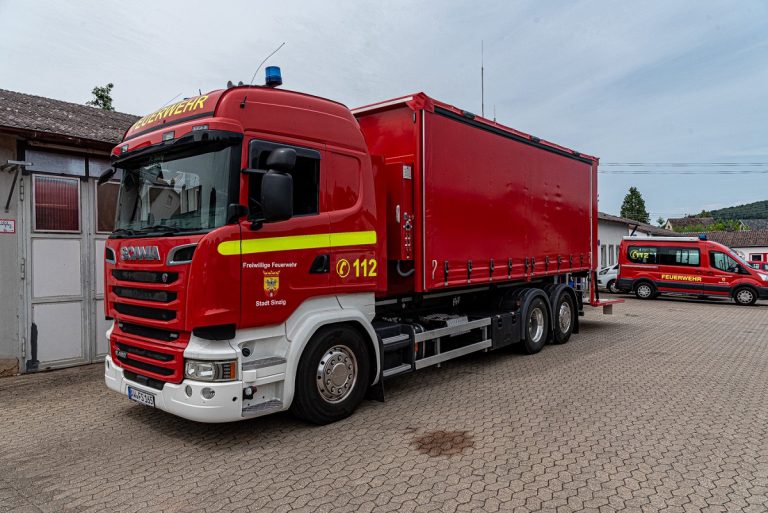 Feuerwehrfahrzeug von Scania mit Blaulicht und Funkgeräten, individuell angepasster Abrollbehälter. (Foto: ADRA Deutschland e.V. Andreas Lerg)