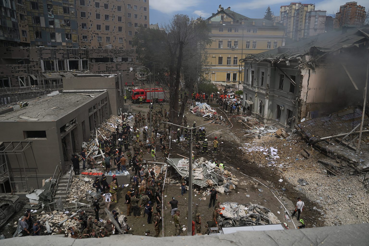 Unzählige Helfer durchsuchen die Trümmer des Krankenhauses Okhmatdyt in Kiew nach Überlebenden und Opfern. ADRA Ukraine bietet vor Ort Unterstützung mit Trinkwasser, psychologischer Hilfe und Ladestationen für Handys in der sommerlichen Hitze. (Foto: ADRA Ukraine)
