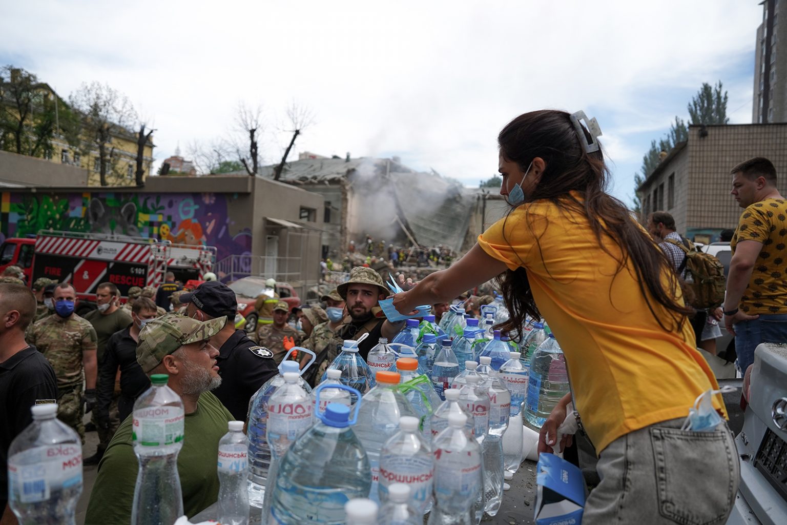 ADRA Ukraine versorgt die Menschen vor Ort mit dringend benötigtem Trinkwasser, psychologischer Hilfe und Ladestationen für Handys, um die Not in der sommerlichen Hitze zu lindern. (Foto: ADRA Ukraine)